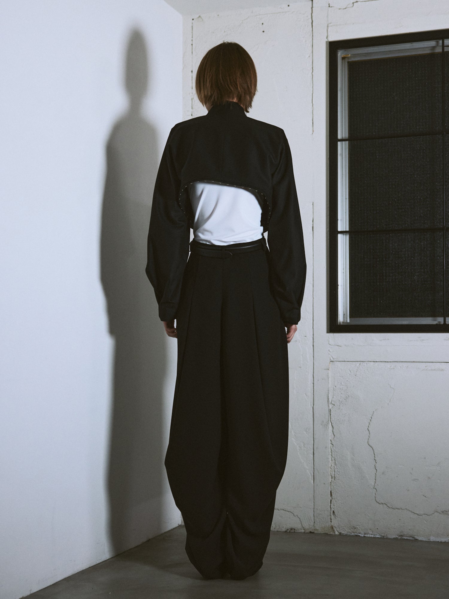 Knee Back Tuck Pants / Black