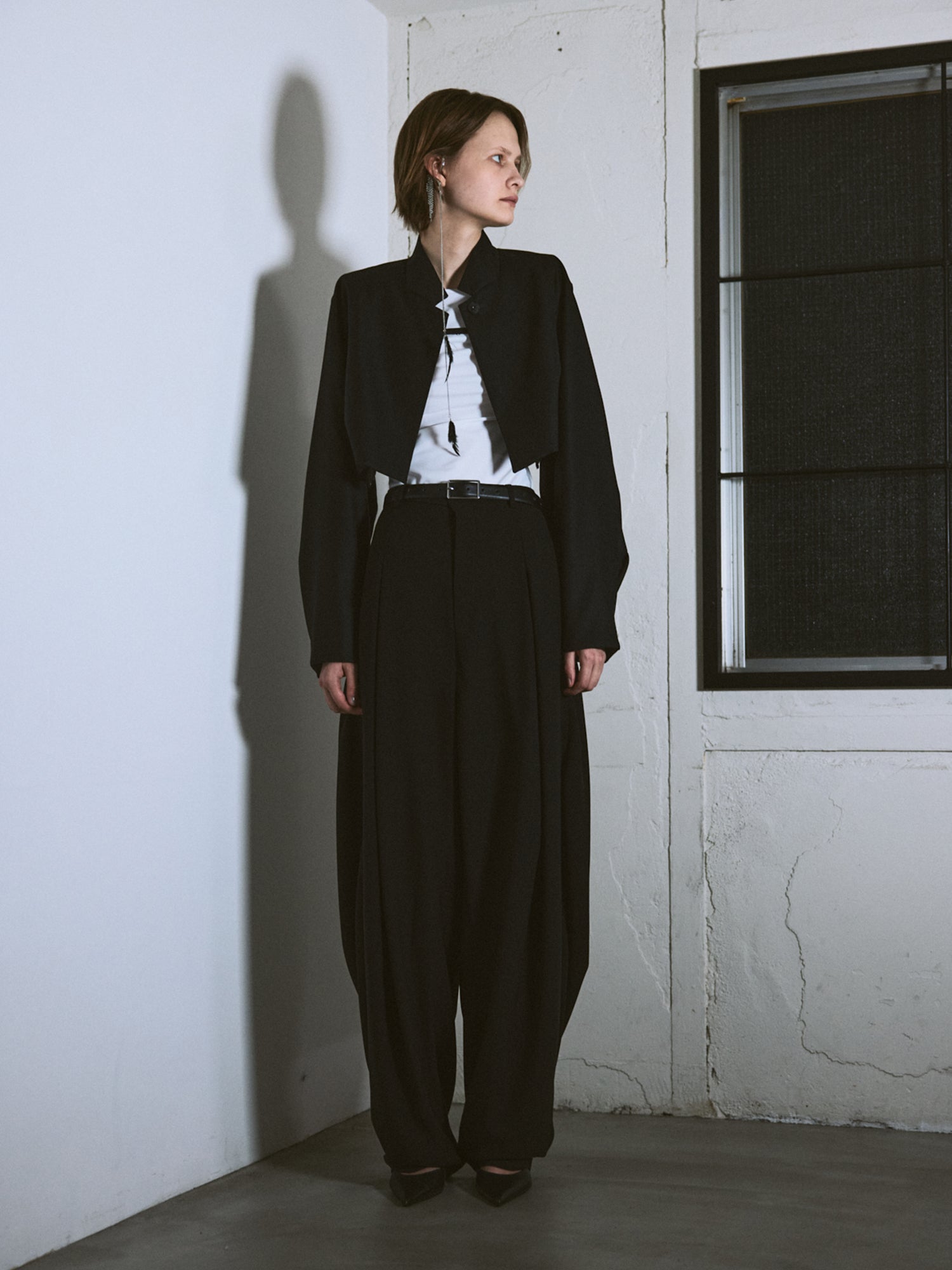 Knee Back Tuck Pants / Black