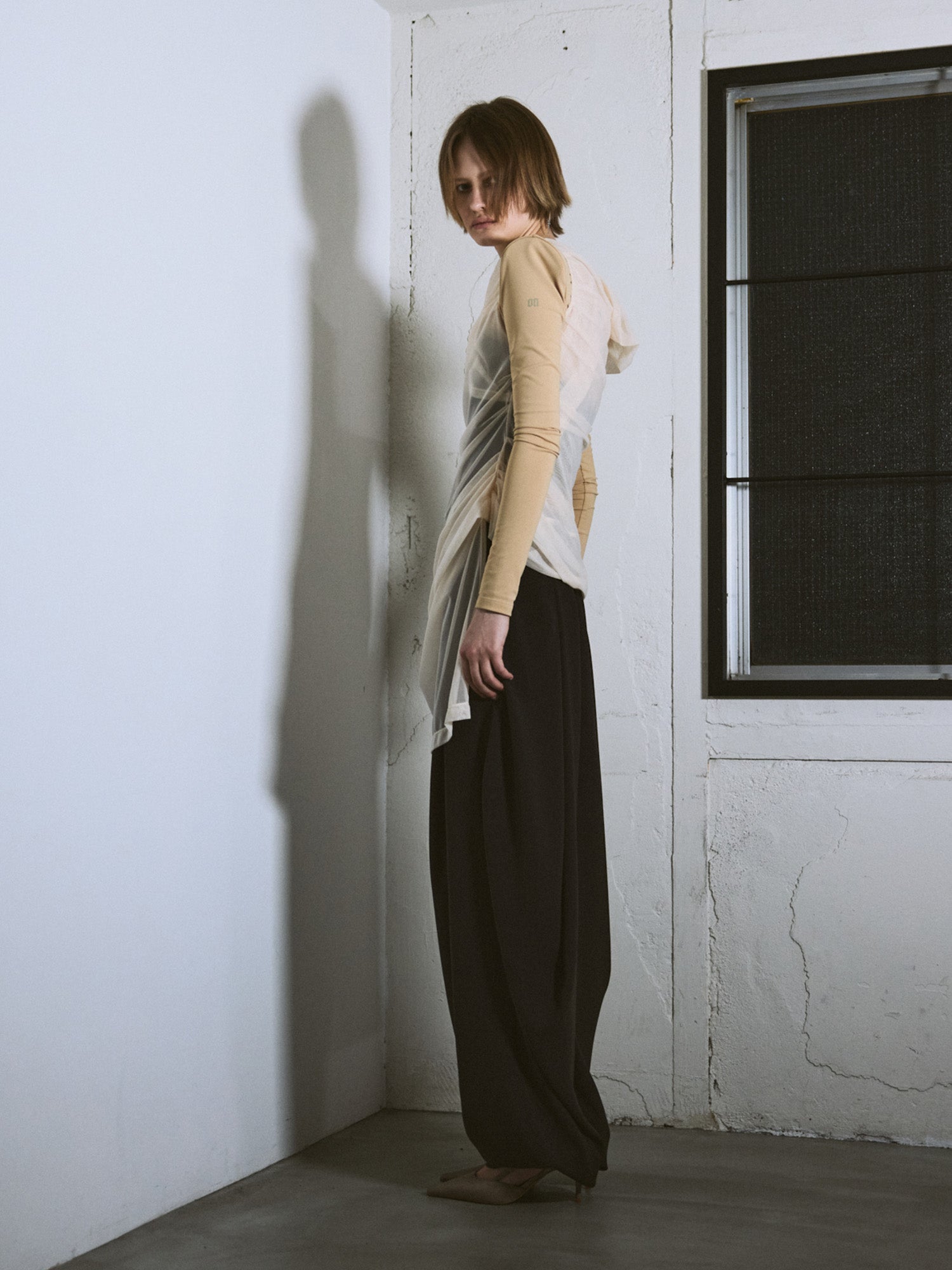 Sheer Drape Lifted Back Hooded Top / Light beige